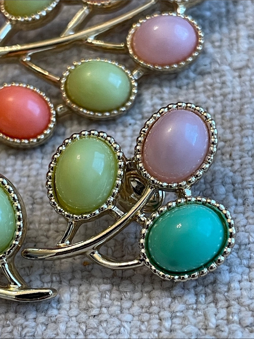 Sarah Coventry brooch and earrings set - Picture 2 of 7
